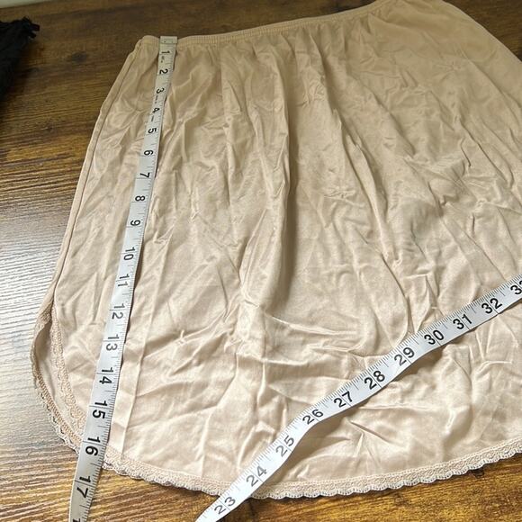 Gilligan & O’malley Nude 18” Elastic Waist Slip - Picture 5 of 9